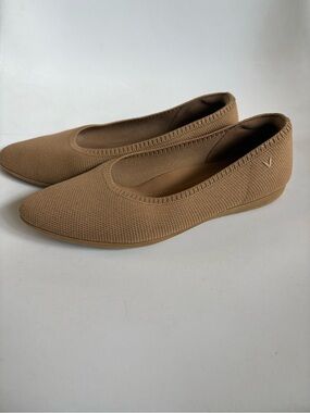 Vivaia point toe tan flat shoes women’s size 8
